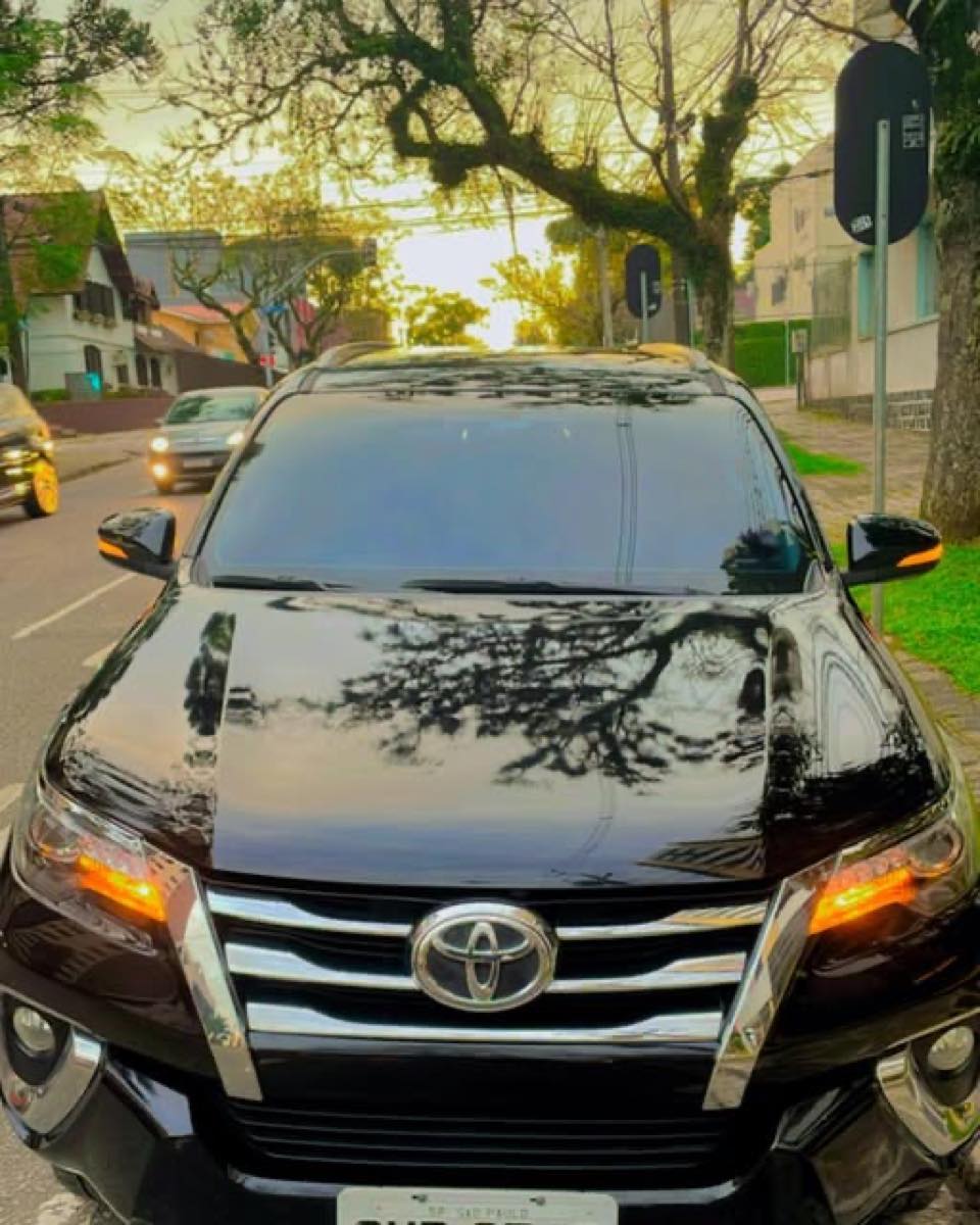 SUV Toyota SW4 preta com pintura polida, na rua