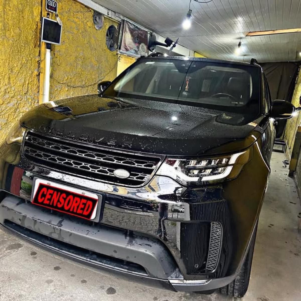 SUV preta na oficina do Martelinho de Ouro Bigorrilho após serviço de estética automotiva
